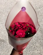 Détail des Roses Rouges dans un Bouquet Emballé par Maroc en Fleurs