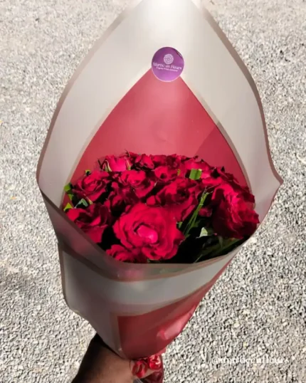 Détail des Roses Rouges dans un Bouquet Emballé par Maroc en Fleurs