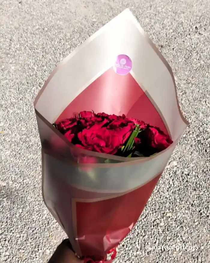 Bouquet Spectaculaire de 24 Roses Rouges, Livraison Express à Rabat-Sale-Temara