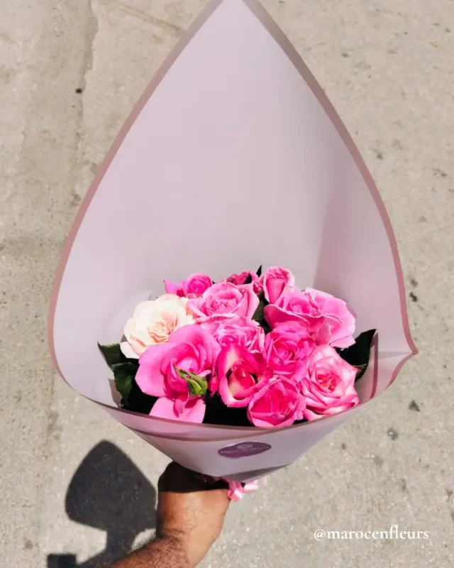 Détail des Roses Roses dans un Bouquet Emballé par Maroc en Fleurs