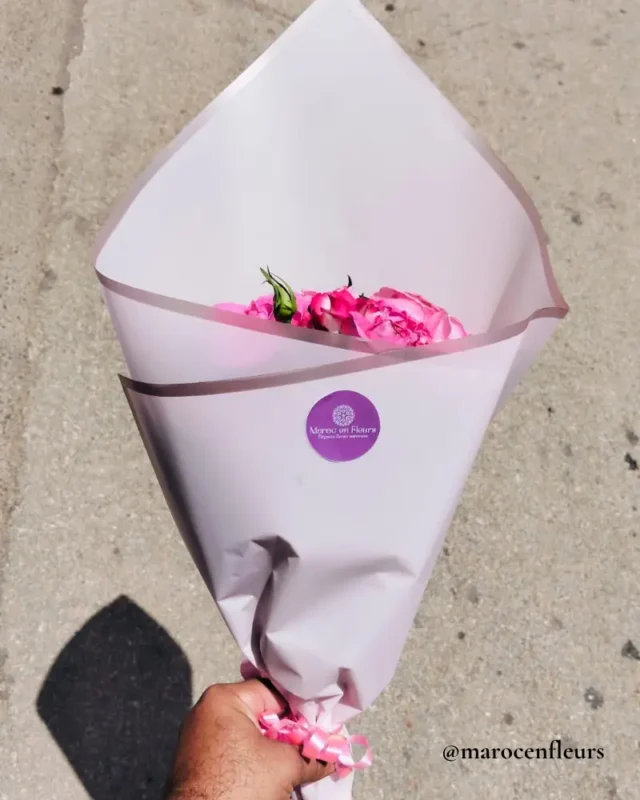 Bouquet Élégant de 12 Roses Roses et 3 Roses Blanches, Livraison Express à Rabat-Sale-Temara