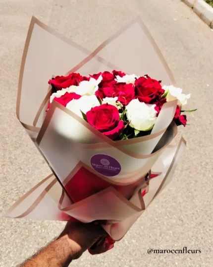 Détail des Roses Rouges et Blanches dans un Bouquet Emballé par Maroc en Fleurs
