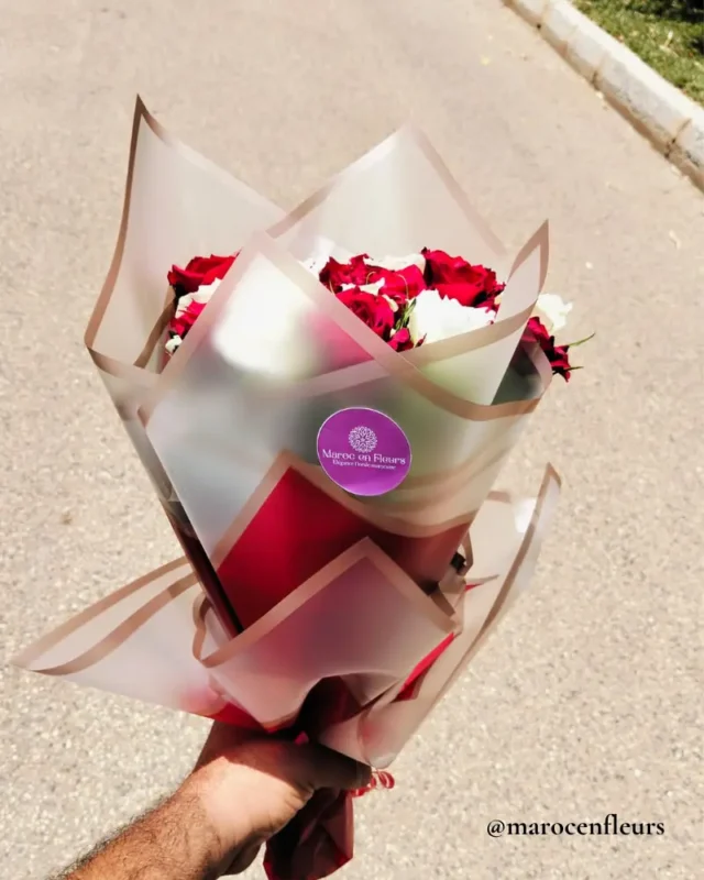 Bouquet Élégant de 12 Roses Rouges et 6 Roses Blanches, Livraison Express à Rabat-Sale-Temara