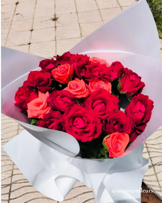 Bouquet Élégant de 18 Roses Rouges, Livraison Express à Rabat-Sale-Temara