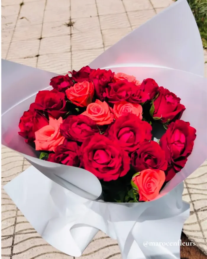 Bouquet Élégant de 18 Roses Rouges, Livraison Express à Rabat-Sale-Temara