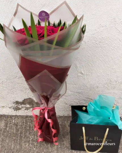 Détail des Roses Rouges et du Ruban Soyeux dans un Bouquet Maroc en Fleurs