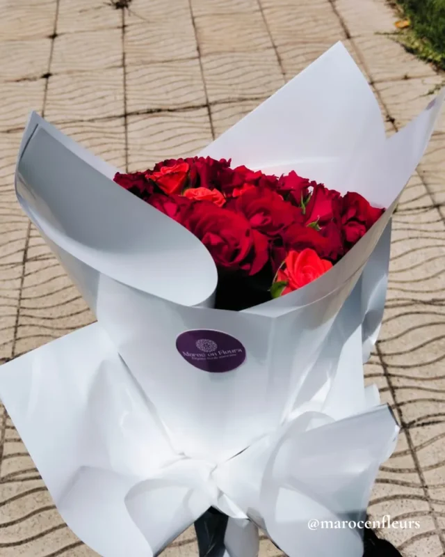 Détail des Roses Rouges dans un Bouquet Emballé par Maroc en Fleurs