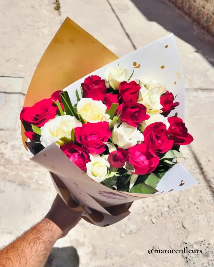 Bouquet Spectaculaire de 40 Roses (25 Rouges et 15 Blanches), Livraison Express à Rabat-Sale-Temara