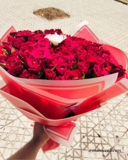 Bouquet Spectaculaire de 24 Roses Rouges et 1 Rose Blanche, Livraison Express à Rabat-Sale-Temara