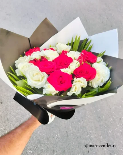 Détail des Roses Rouges et Blanches dans un Bouquet Emballé par Maroc en Fleurs