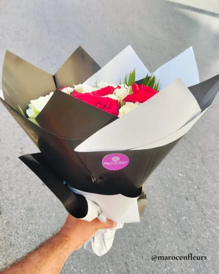 Bouquet Élégant de 30 Roses (12 Rouges et 18 Blanches), Livraison Express à Rabat-Sale-Temara