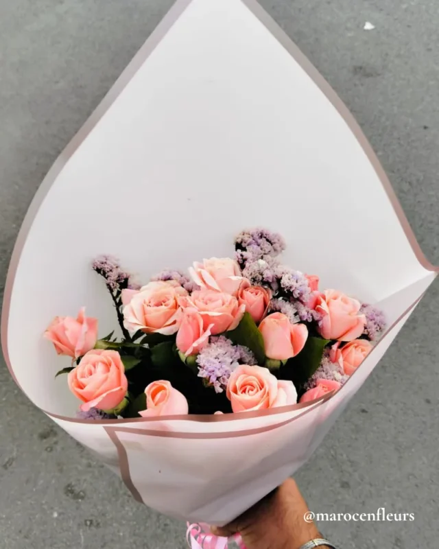 Bouquet Élégant de 8 Roses Roses avec des Fleurs Pourpres, Livraison Express à Rabat-Sale-Temara