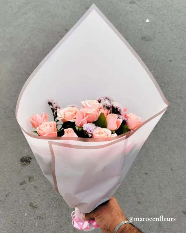 Détail des Roses Roses et des Fleurs Délicates dans un Bouquet Maroc en Fleurs