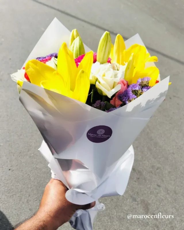 Bouquet Éclatant avec 6 Roses, 5 Lys Jaunes et 3 Carnations pour Célébrer une Occasion Spéciale – Livraison à Rabat-Sale-Temara