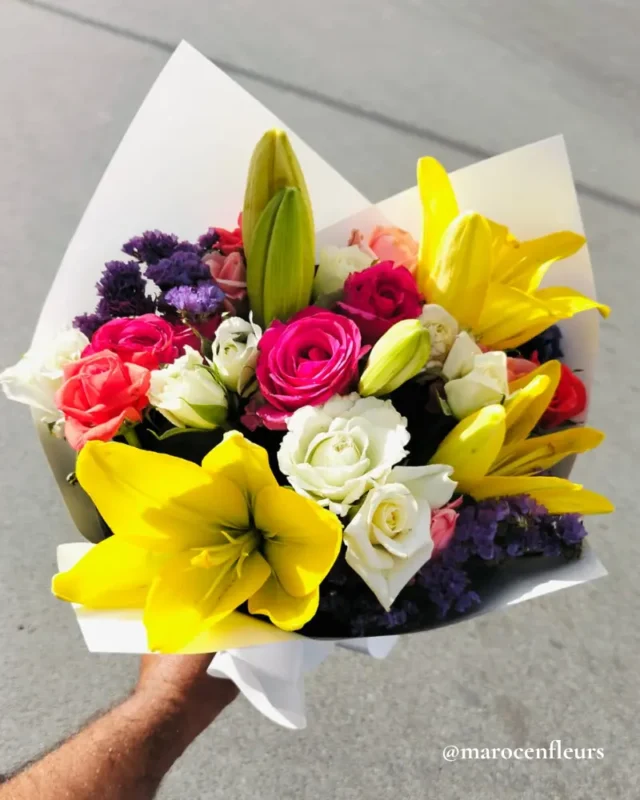Détail des Lys Jaunes et Roses dans un Bouquet Coloré, Emballage Soigné par Maroc en Fleurs