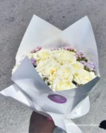 Roses blanches et lilas statice – fleurs Maroc