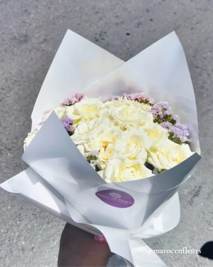 Roses blanches et lilas statice – fleurs Maroc