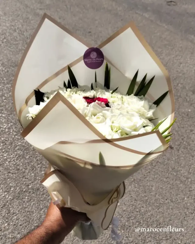 Bouquet Élégant de 15 Roses Blanches avec une Rose Rouge Centrale, Livraison Express à Rabat-Sale-Temara