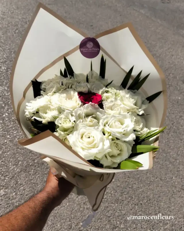 Détail des Roses Blanches et du Ruban Doré dans un Bouquet Luxueux par Maroc en Fleurs