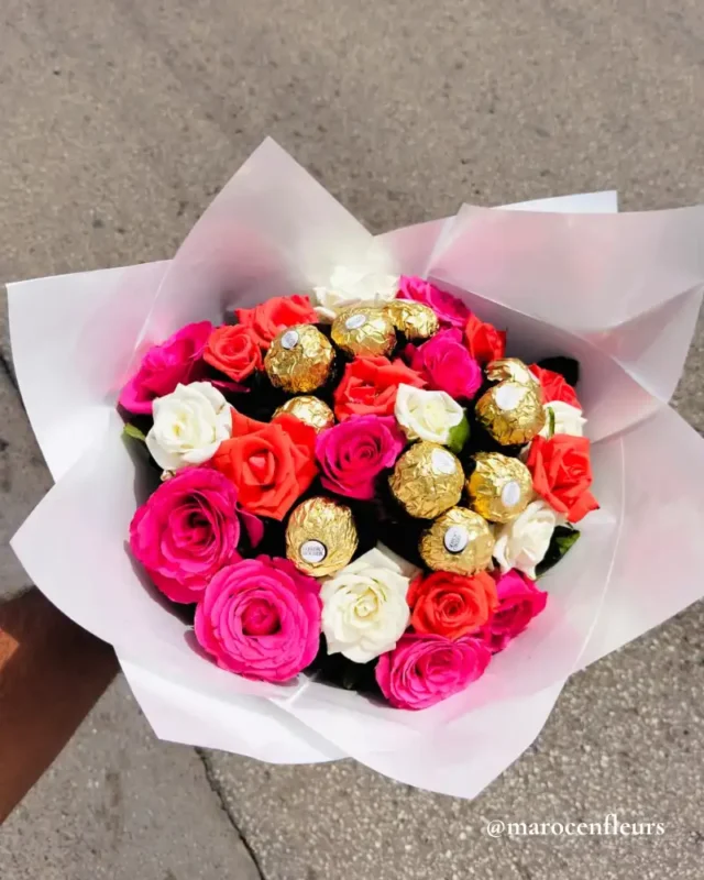 Emballage Soigné d’un Bouquet de Roses et Chocolats, Cadeau Spécial pour une Occasion Spéciale
