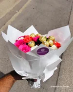 Détail des Roses Colorées et des Chocolats Dorés dans un Bouquet Luxueux par Maroc en Fleurs