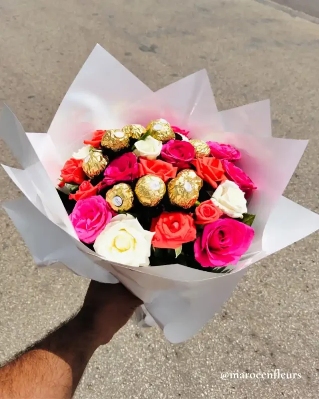 Bouquet Élégant de 12 Roses (Rouges, Roses et Blanches) avec 6 Ferrero Rocher, Livraison Express à Rabat-Sale-Temara