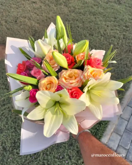 Détail des pétales soyeux d’un bouquet luxueux de 8 Roses et 12 Lys, livré frais au Maroc