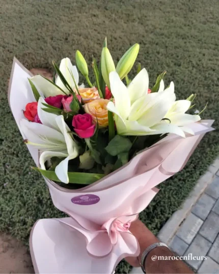Composition florale élégante de 8 Roses pastel et 12 Lys blancs, cadeau d’amour pour elle