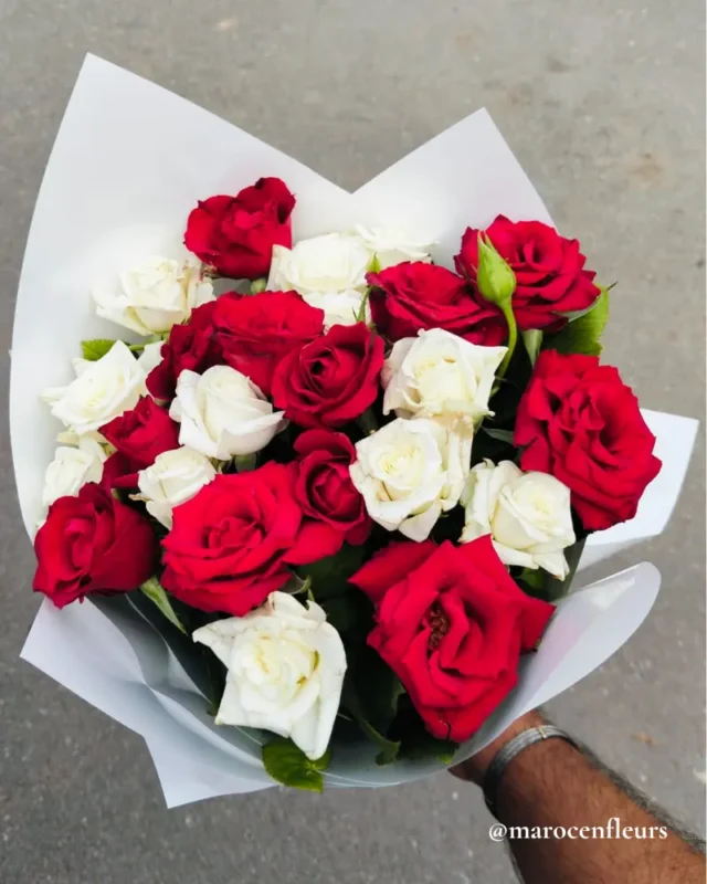 Détail des Roses Rouges et Blanches dans un Bouquet Emballé par Maroc en Fleurs