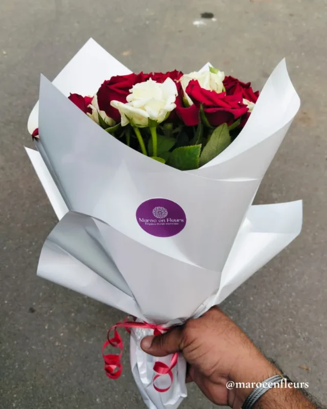 Bouquet Élégant de 12 Roses Rouges et 8 Roses Blanches, Livraison Express à Rabat-Sale-Temara