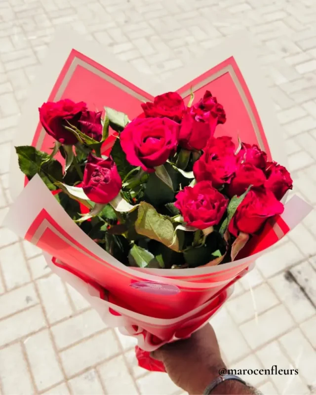 Détail emballage bouquet roses rouges Maroc