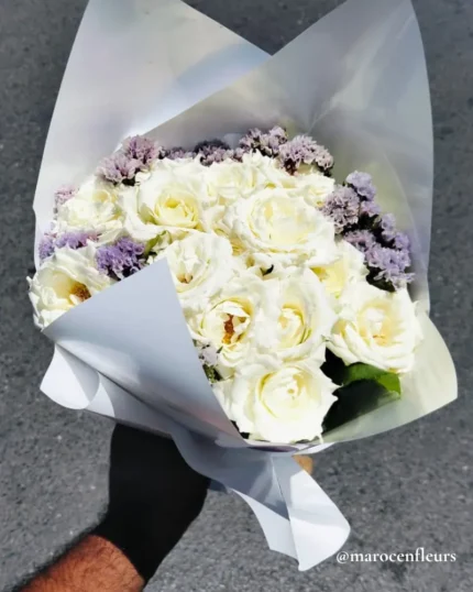 Roses blanches & lilas tenues à la main