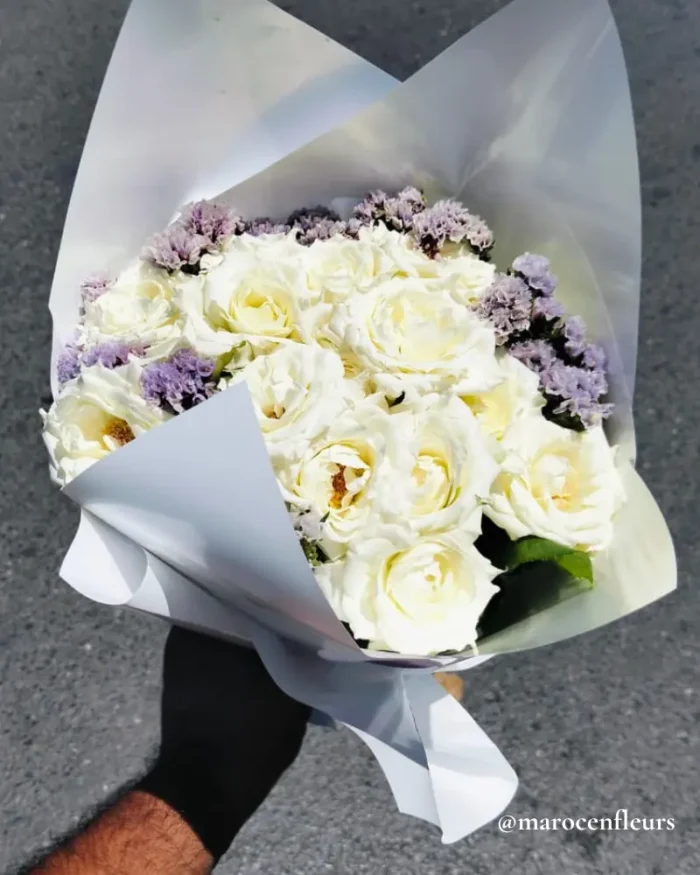 Roses blanches & lilas tenues à la main